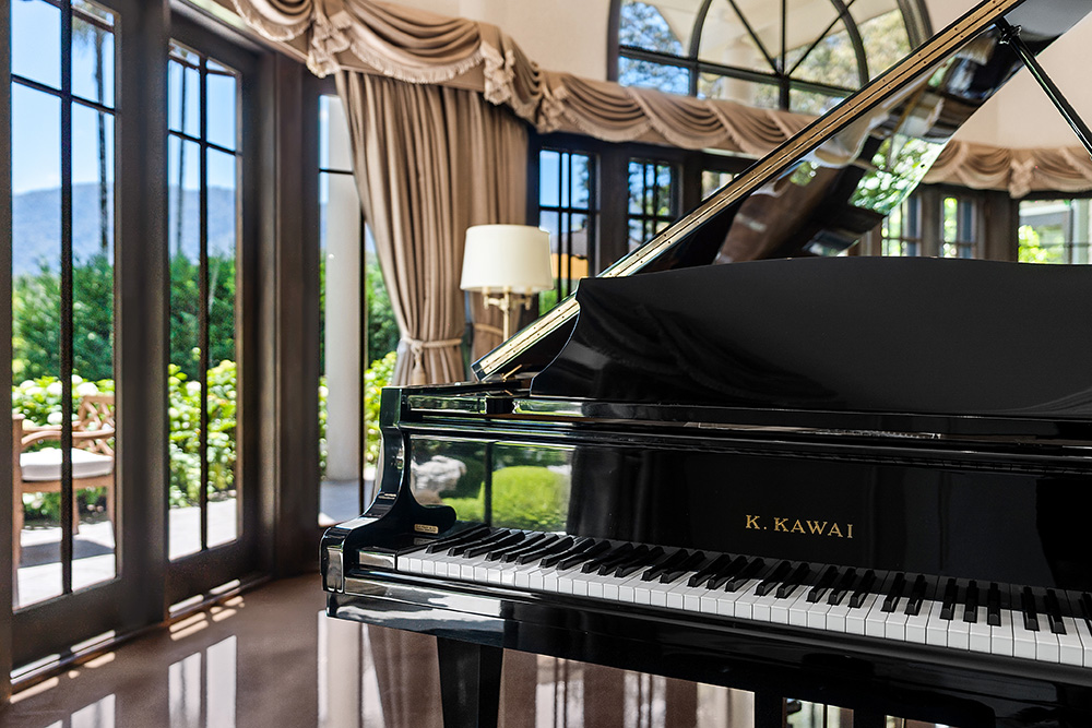 grand piano for lovely interior wedding photos