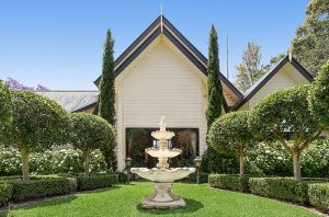 Stunning formal gardens for wedding photos